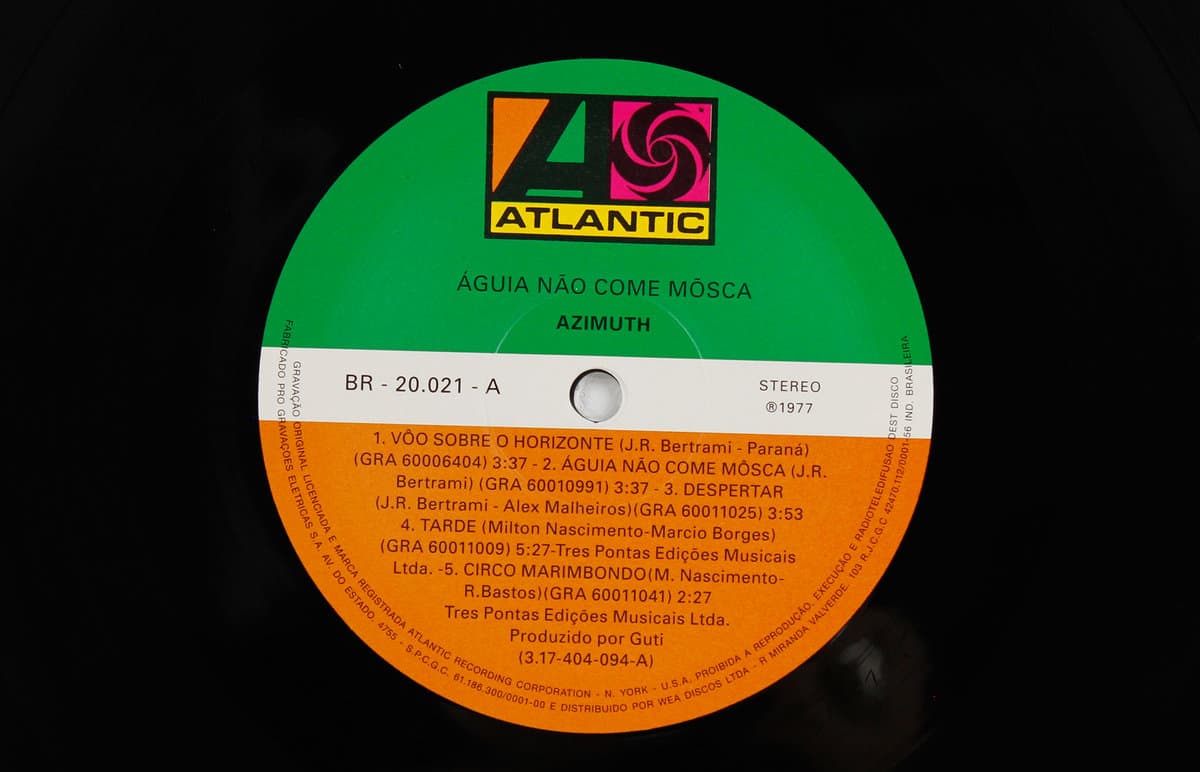 Vinyl record label side A with Atlantic Records logo on a black background for Front cover of Azymuth – Águia Não Come Mosca reissued by Mr Bongo