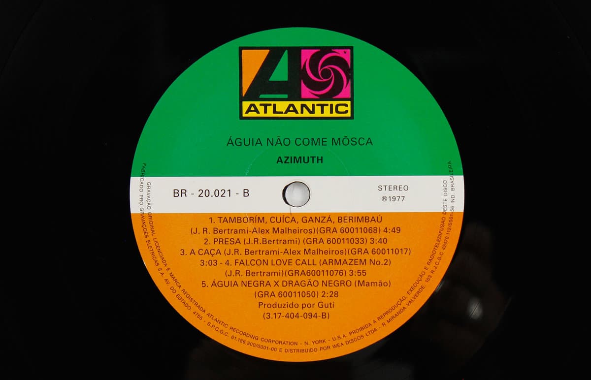 Vinyl record label side B with Atlantic Records logo on a black background for Front cover of Azymuth – Águia Não Come Mosca reissued by Mr Bongo