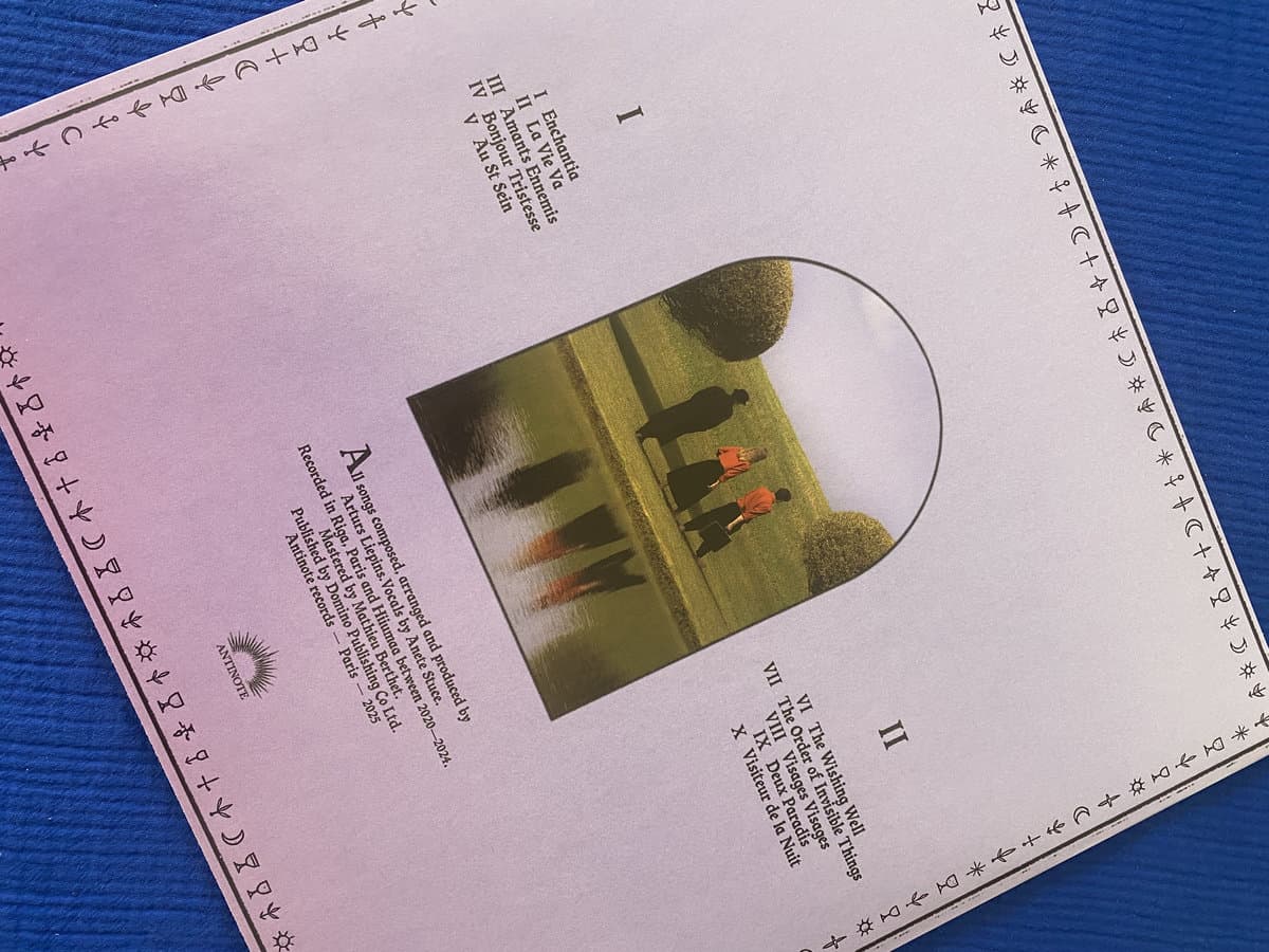Album cover for Domenique Dumont - Deux Paradis with text and a circular inset of people on a green field.