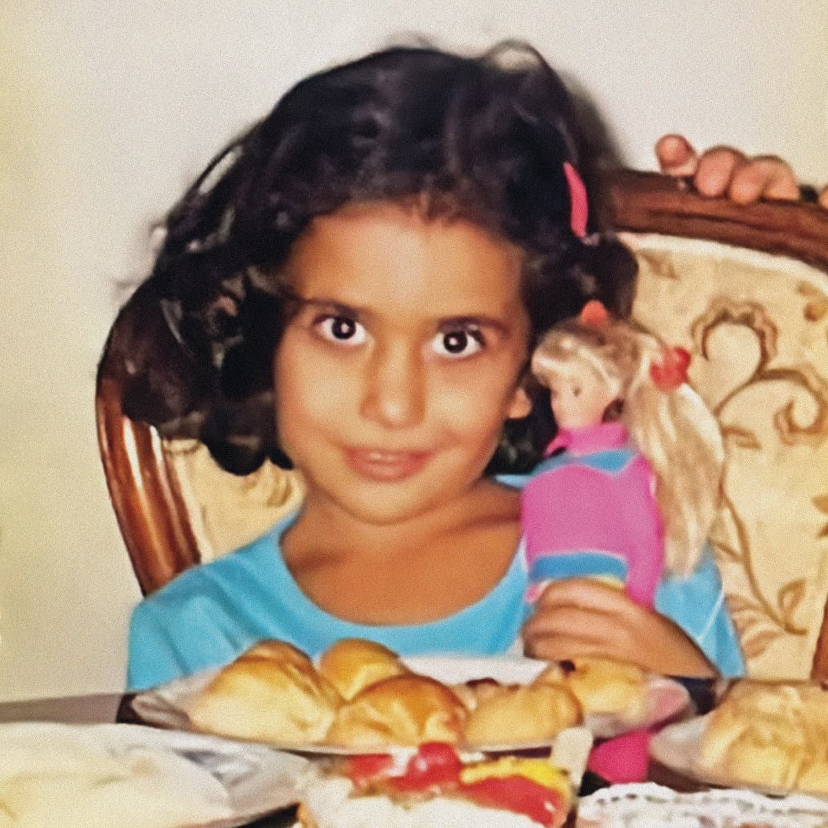 Cover art for Peki Momés - Peki Momés, featuring a photo of a young girl sitting at a dinner table. 